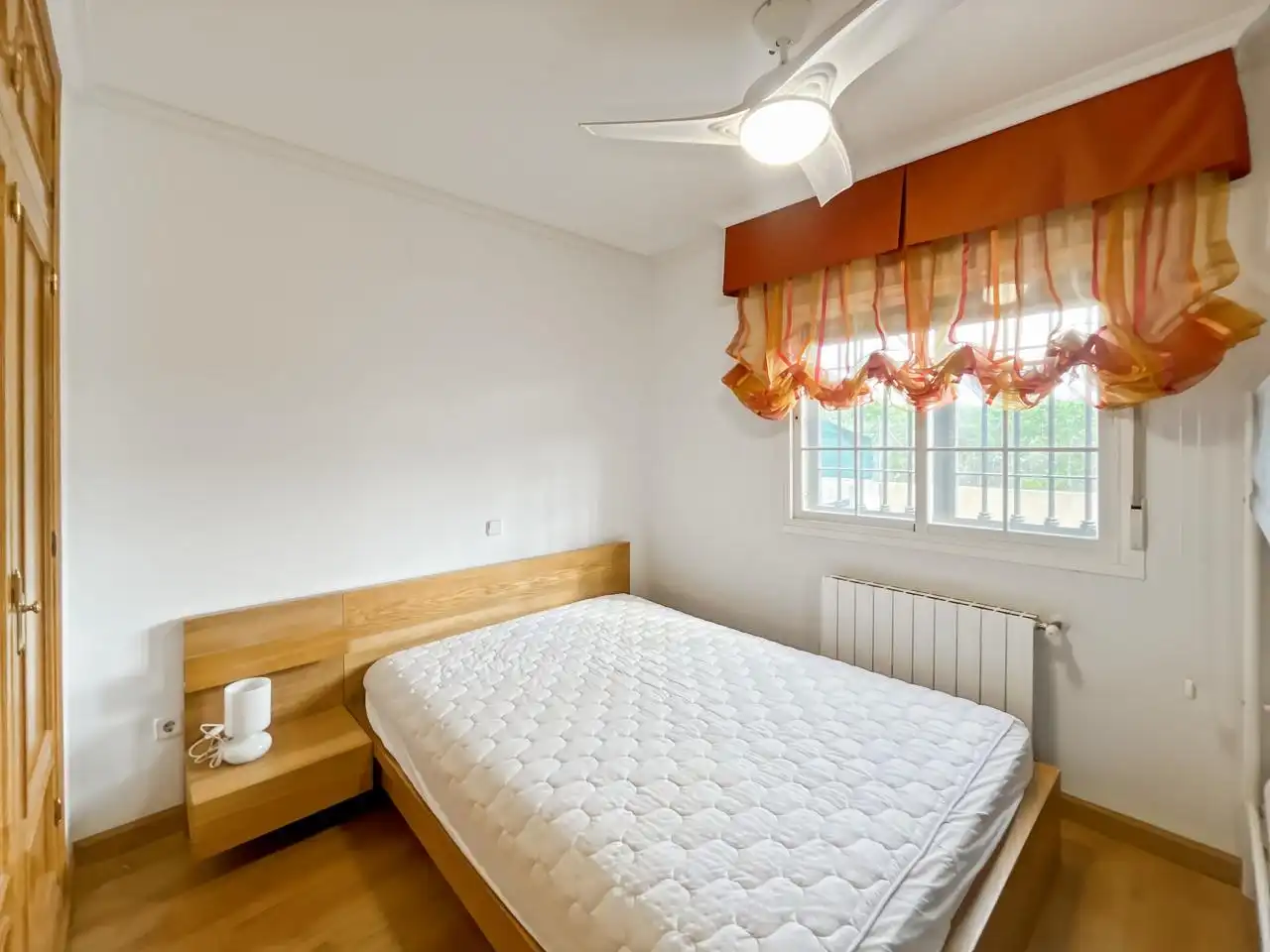 Dormitori de Casa adosada en venda en Valdelaguna amb Calefacció, Jardí privat i Terrassa