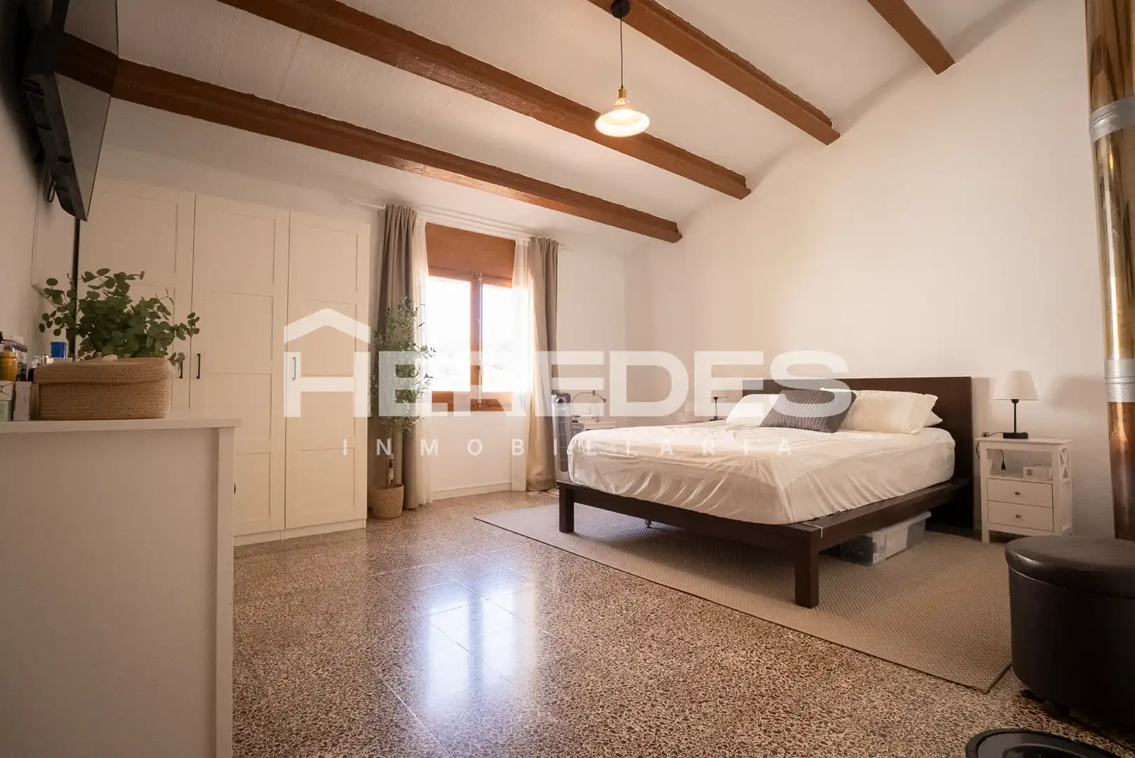 Dormitori de Casa o xalet en venda en Torrelles de Llobregat amb Jardí privat, Terrassa i Moblat