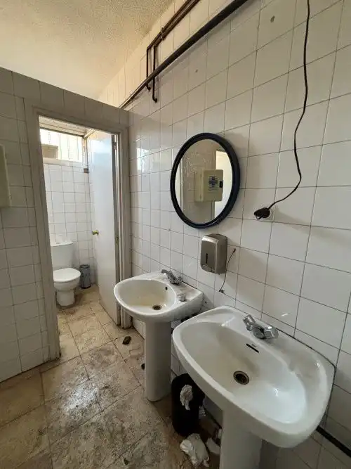 Badezimmer von Fabrikhallen zum Verkauf in Madrid
