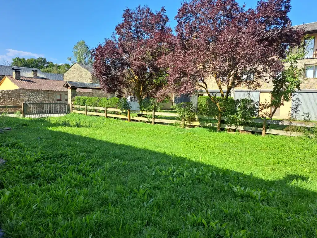 Erdgeschoss zur Miete in Das mit Heizung, Privatgarten und Parkett