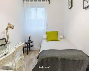 Bedroom of Flat to share in  Valencia Capital  with Washing machine and Internet