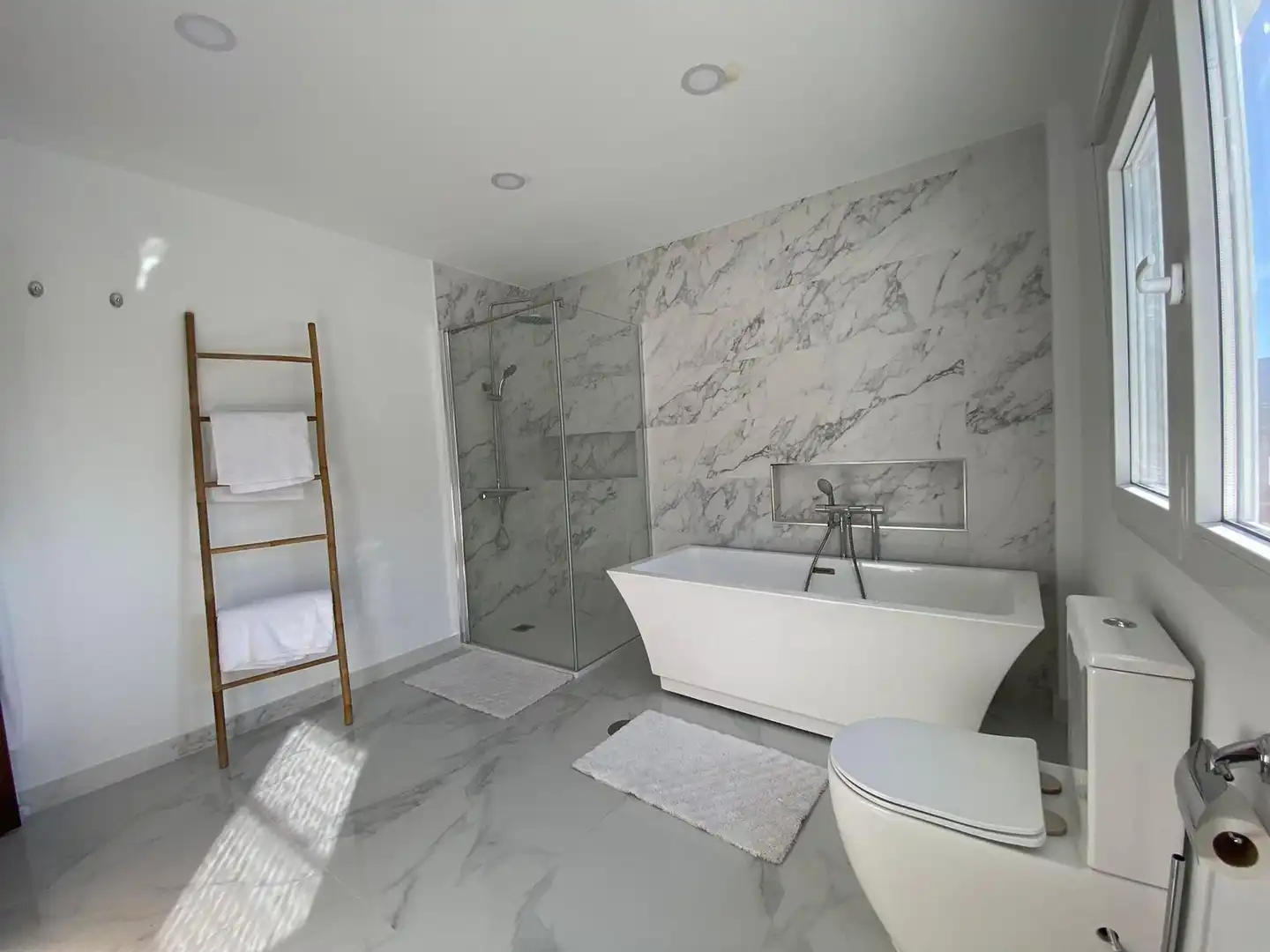 Bathroom of Houses for sale in Alhaurín de la Torre  with Air Conditioner, Heating and Terrace