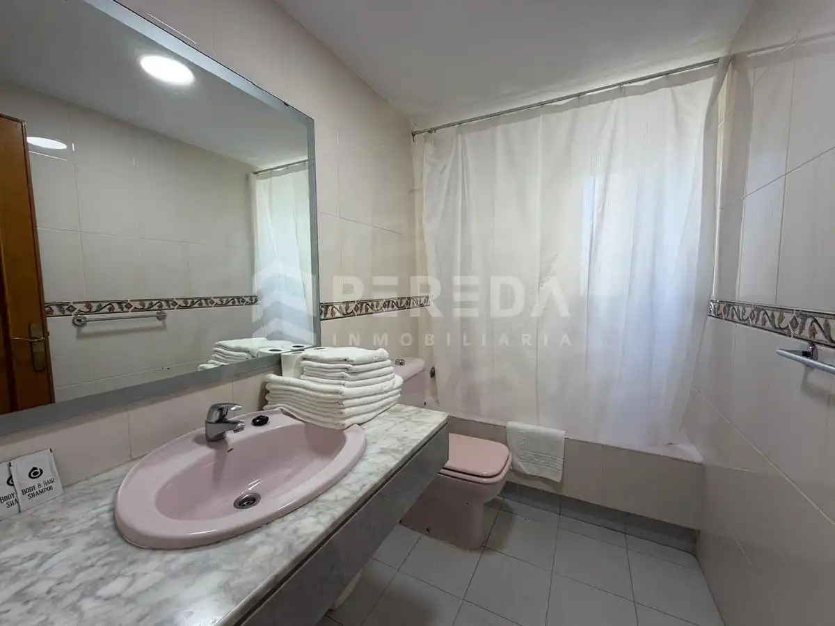 Badezimmer von Wohnungen zum Verkauf in Roquetas de Mar mit Klimaanlage, Privatgarten und Terrasse