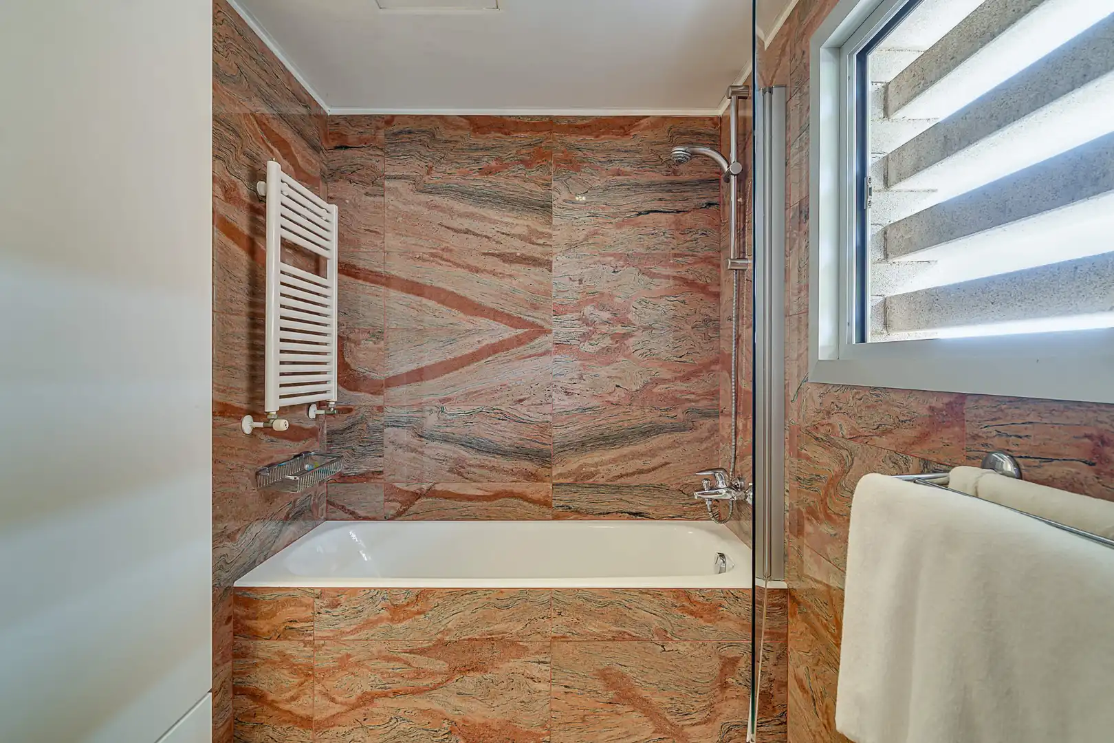 Baño de Casa adosada en venta en Barcelona con Aire acondicionado, Calefacción y Terraza