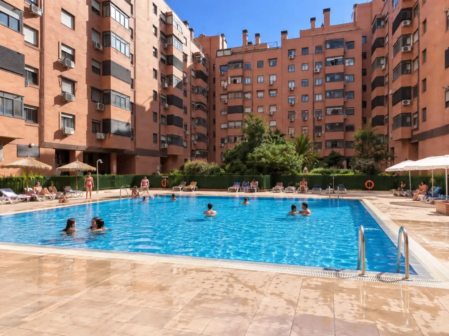 Piscina de Pis en venda en Madrid amb Aire condicionat, Calefacció i Parquet