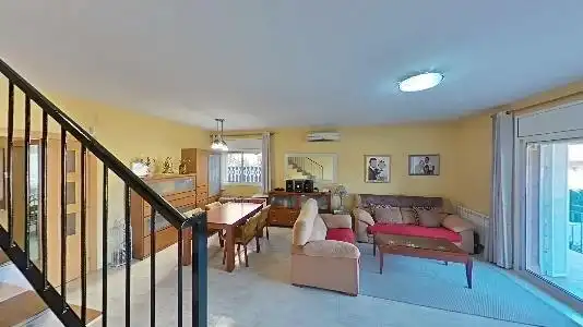 Sala de estar de Casa o chalet en venta en Santa Perpètua de Mogoda con Aire acondicionado, Calefacción y Jardín privado