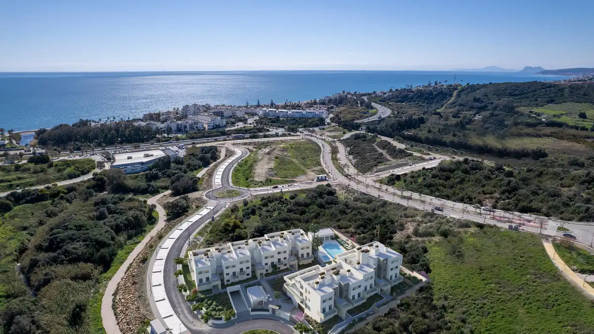 Vista exterior de Apartament en venda en Estepona amb Aire condicionat, Jardí privat i Terrassa