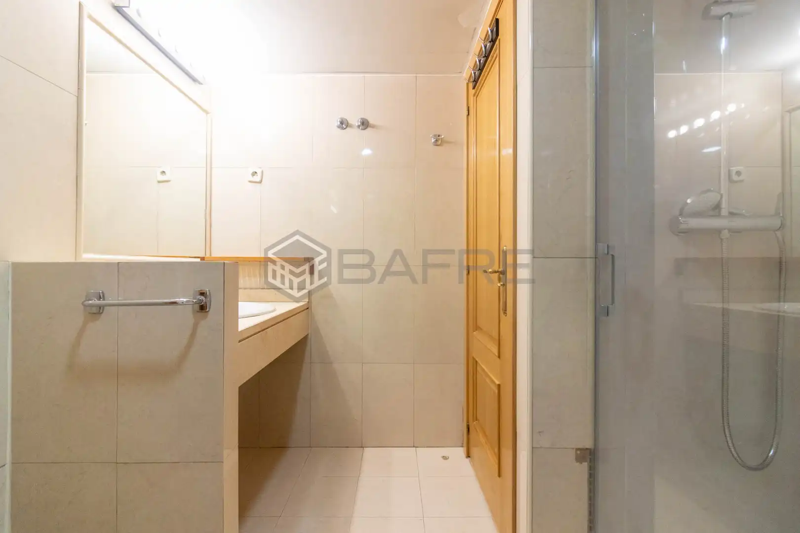 Bathroom of Flat for rent in Madrid  with Air Conditioner and Parquet flooring