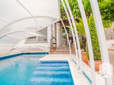 Casa con piscina en venta en La Pineda