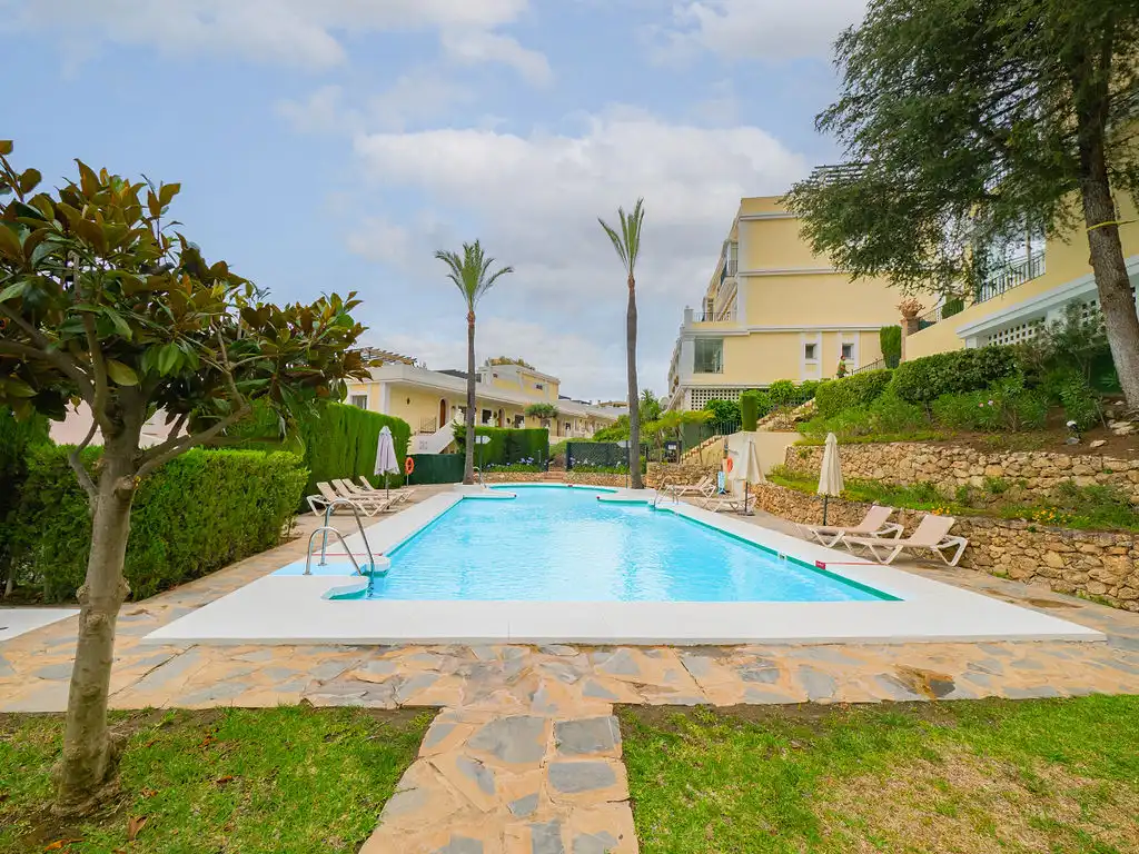 Vista exterior de Dúplex en venta en Marbella con Piscina