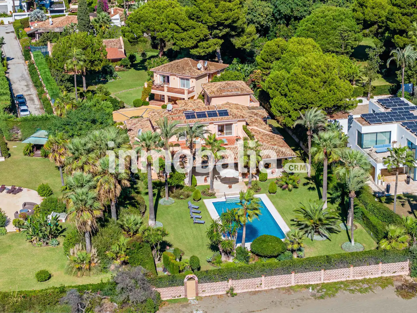 Vista exterior de Casa o xalet en venda en Estepona amb Aire condicionat, Jardí privat i Terrassa