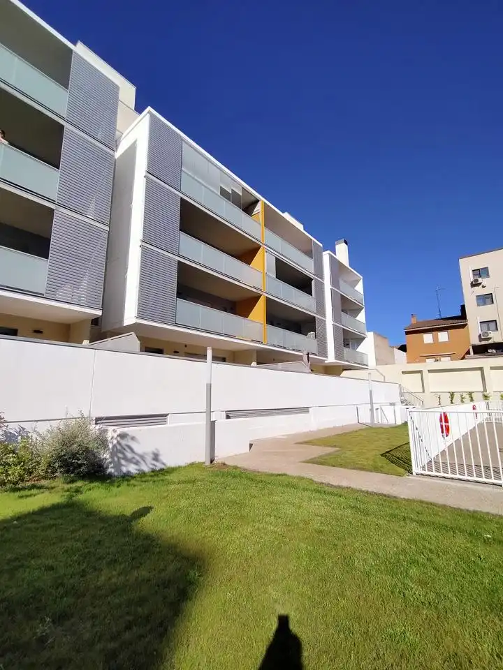 Außenansicht von Wohnung zum Verkauf in Zaragoza mit Klimaanlage, Heizung und Terrasse