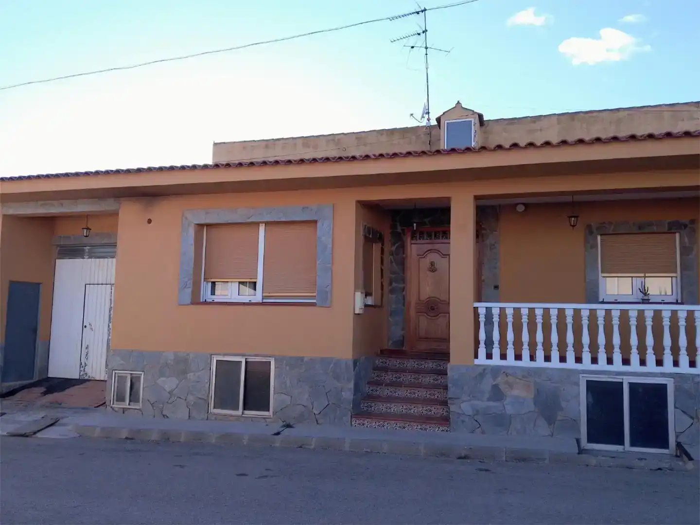 Vista exterior de Casa o xalet en venda en Villarta amb Aire condicionat, Traster i Moblat