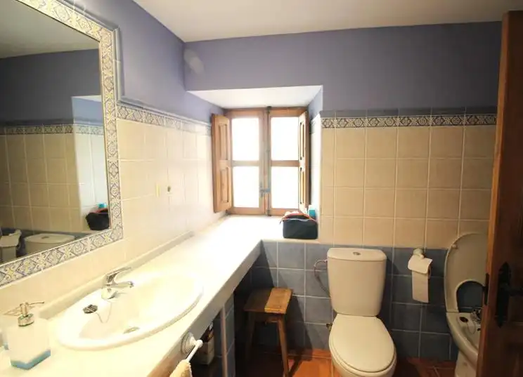 Badezimmer von Einfamilien-Reihenhaus zum Verkauf in Ponga mit Klimaanlage, Heizung und Möbliert
