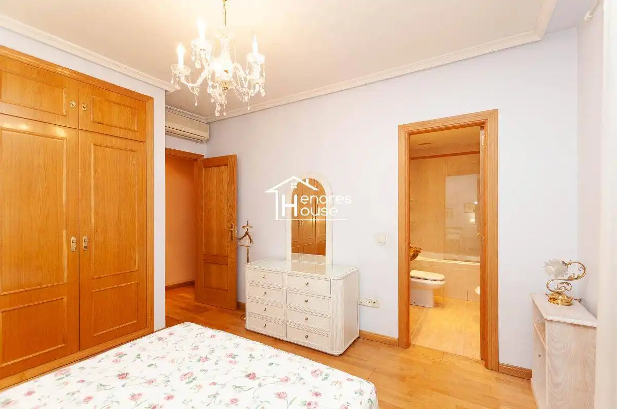 Habitación de Dúplex en venta en Alcalá de Henares con Aire acondicionado, Calefacción y Parquet