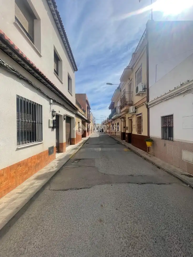 Vista exterior de Casa adosada en venda en Sevilla amb Aire condicionat