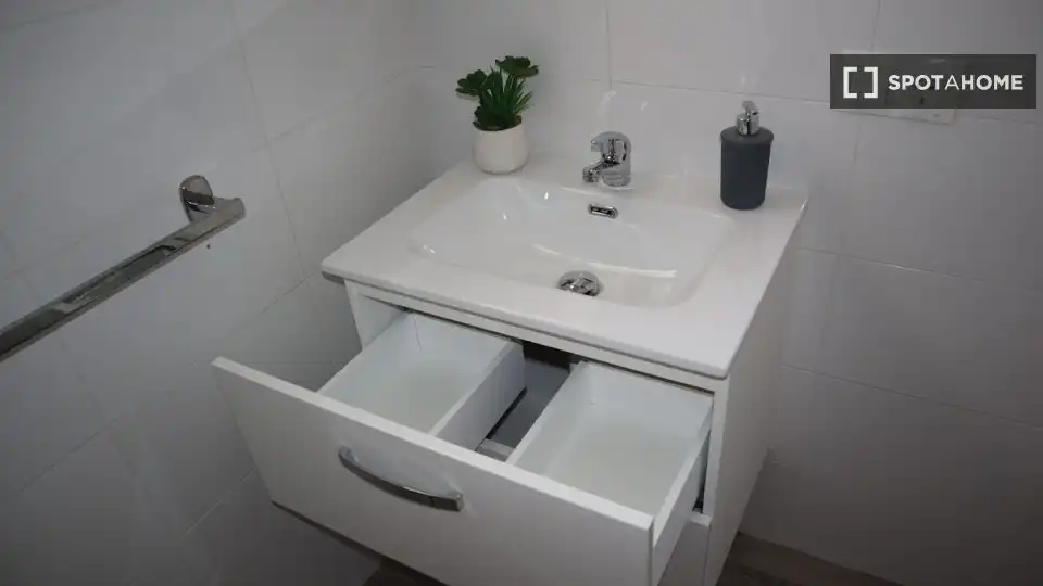Bathroom of Flat for rent in Sevilla  with Air Conditioner, Heating and Furnished