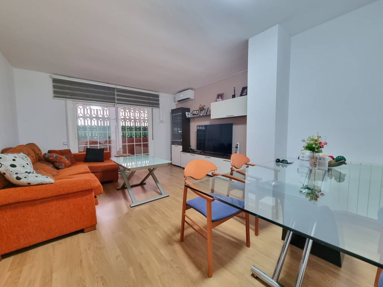 Sala d'estar de Pis en venda en Molins de Rei amb Aire condicionat, Calefacció i Parquet