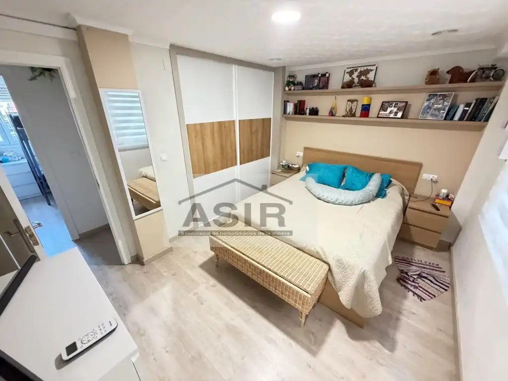 Dormitori de Pis de lloguer en Alzira amb Aire condicionat i Terrassa