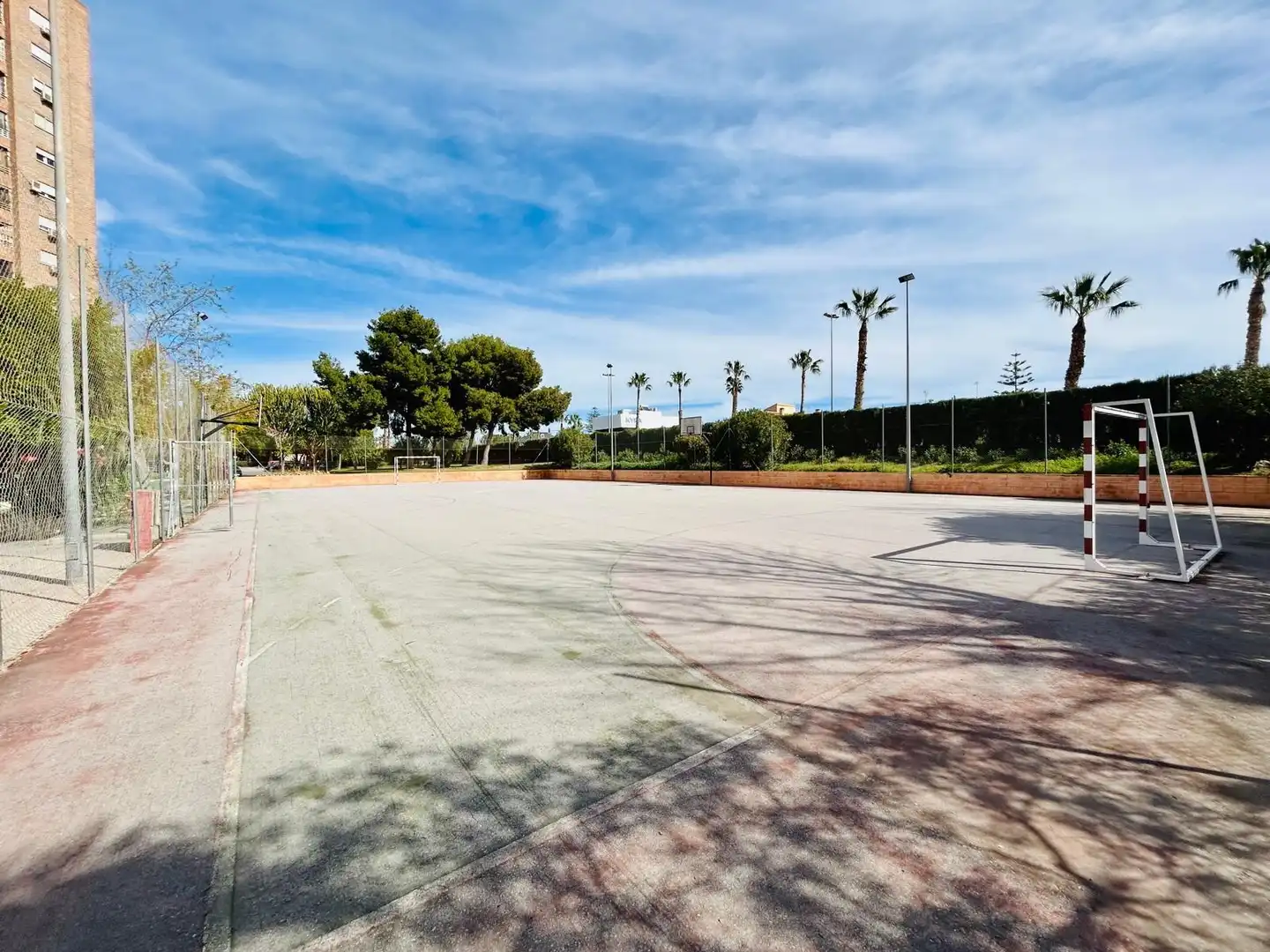 Vista exterior de Pis en venda en Alicante / Alacant amb Aire condicionat, Jardí privat i Moblat