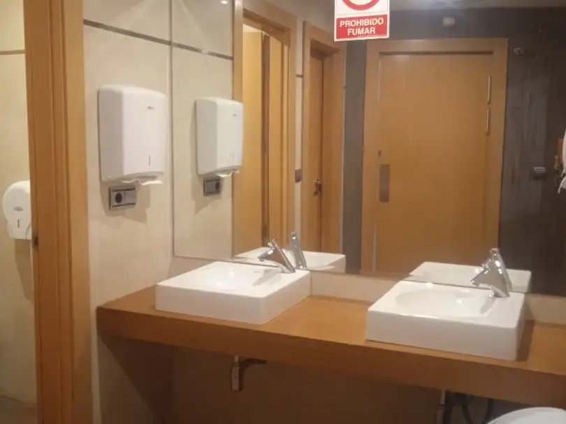 Baño de Garaje de alquiler en Granada con Alarma