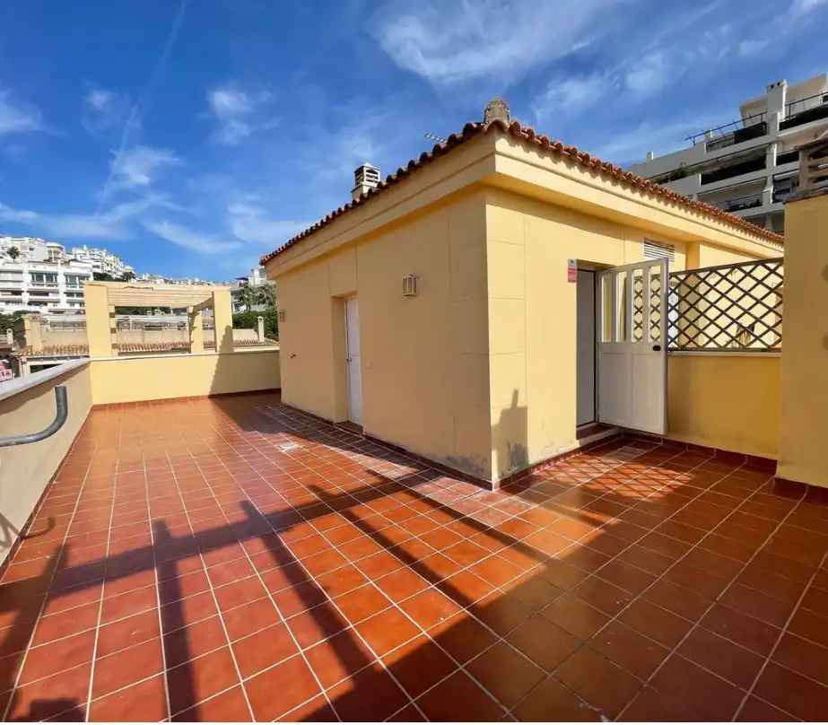 Àtic amb piscina en venda a Torrequebrada