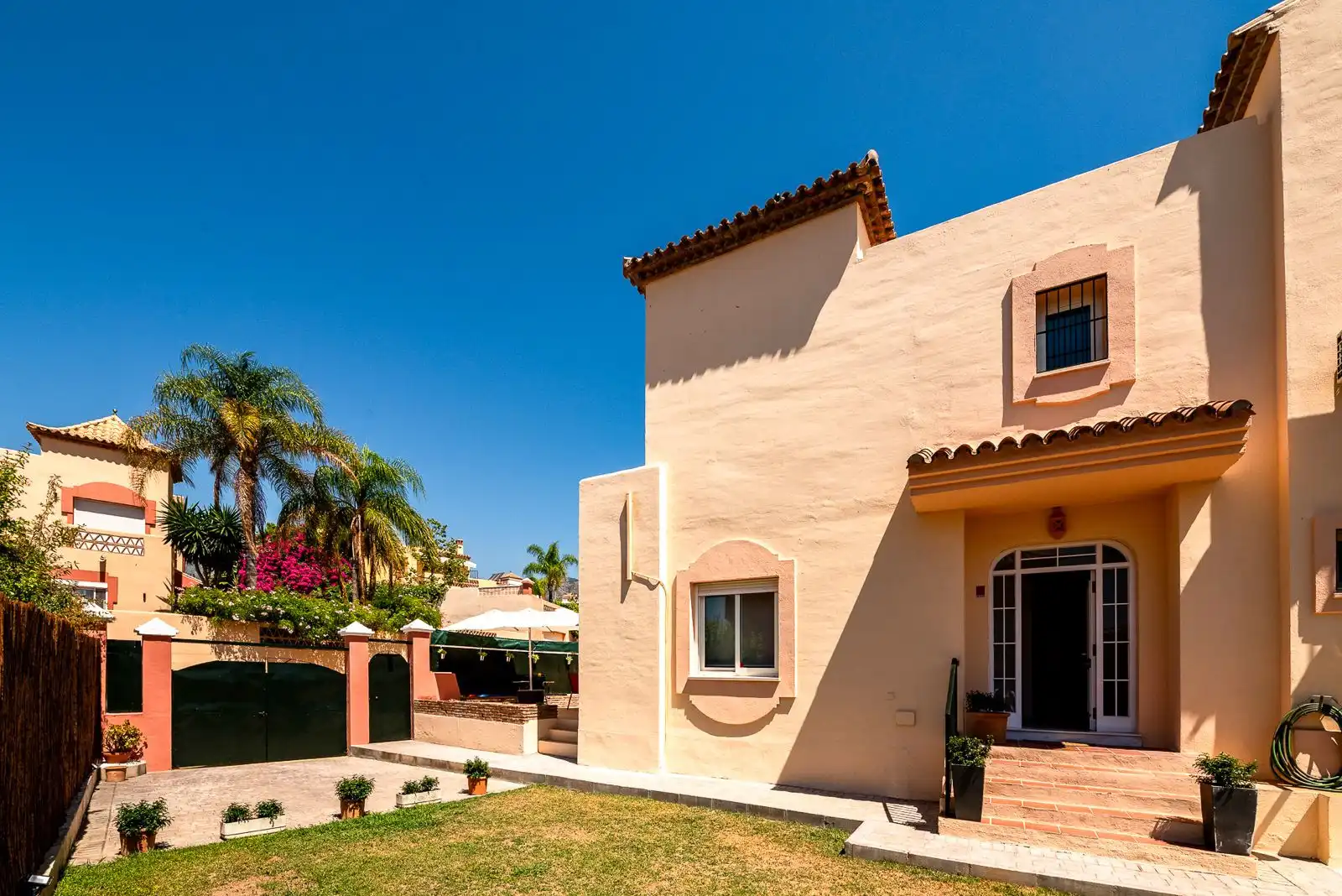 Vista exterior de Casa adosada en venta en Marbella con Aire acondicionado, Calefacción y Jardín privado