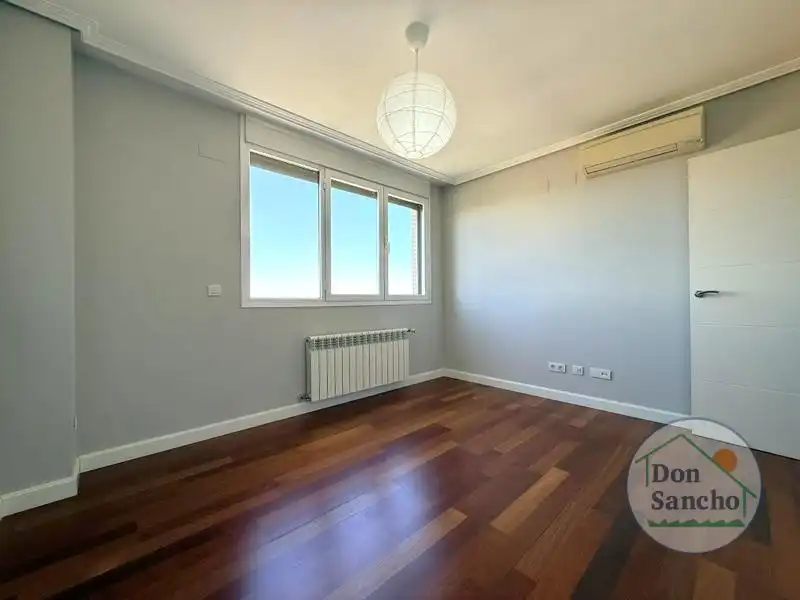 Bedroom of Attic for sale in Valladolid  with Air Conditioner, Heating and Terrace