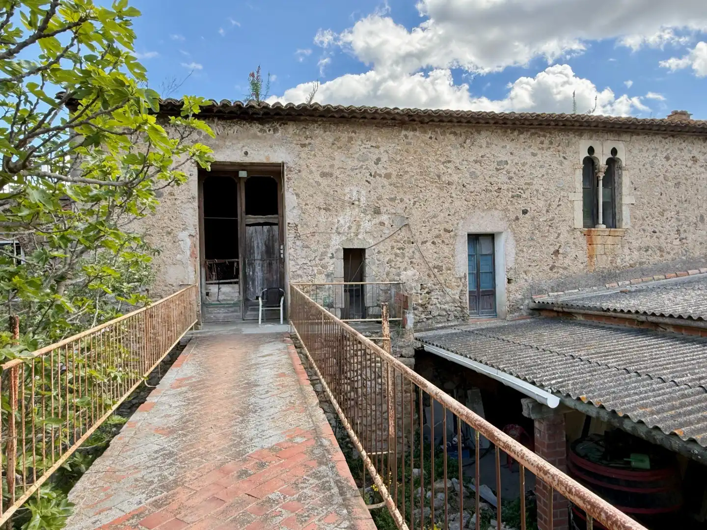 Außenansicht von Country house zum Verkauf in Boadella i les Escaules mit Heizung, Terrasse und Abstellraum