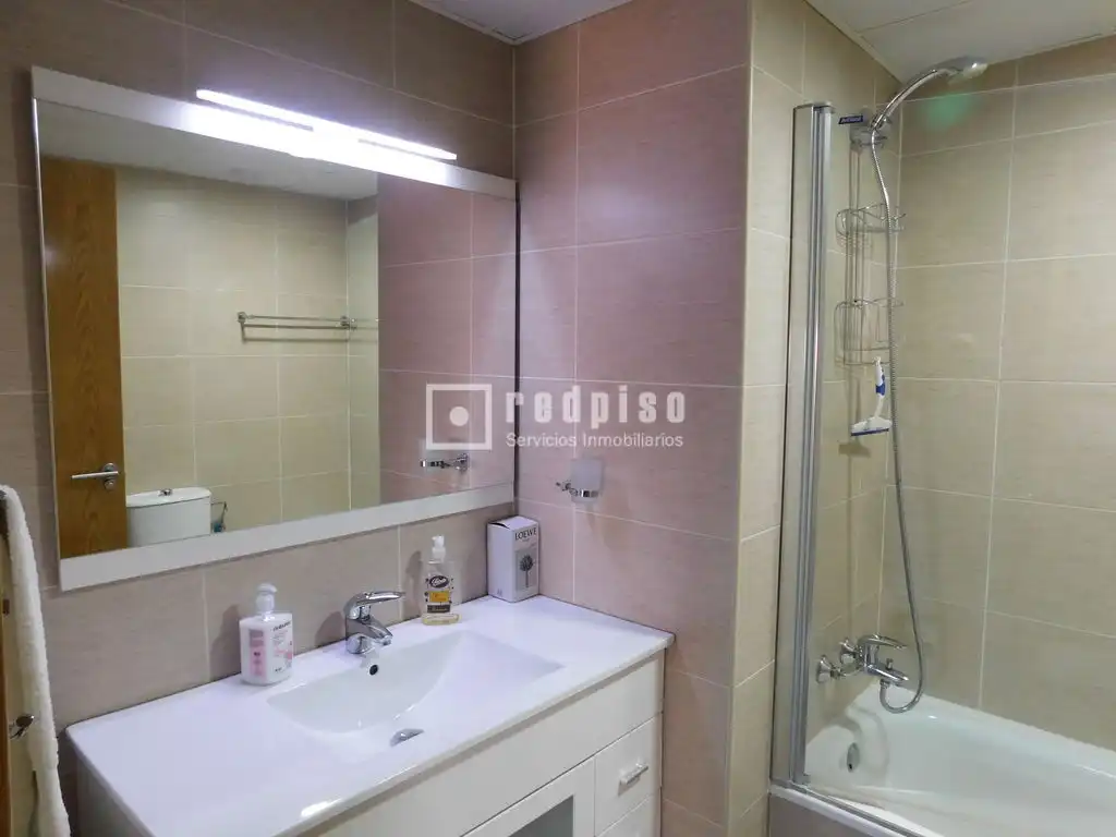 Baño de Piso de alquiler en Madrid con Aire acondicionado, Calefacción y Jardín privado