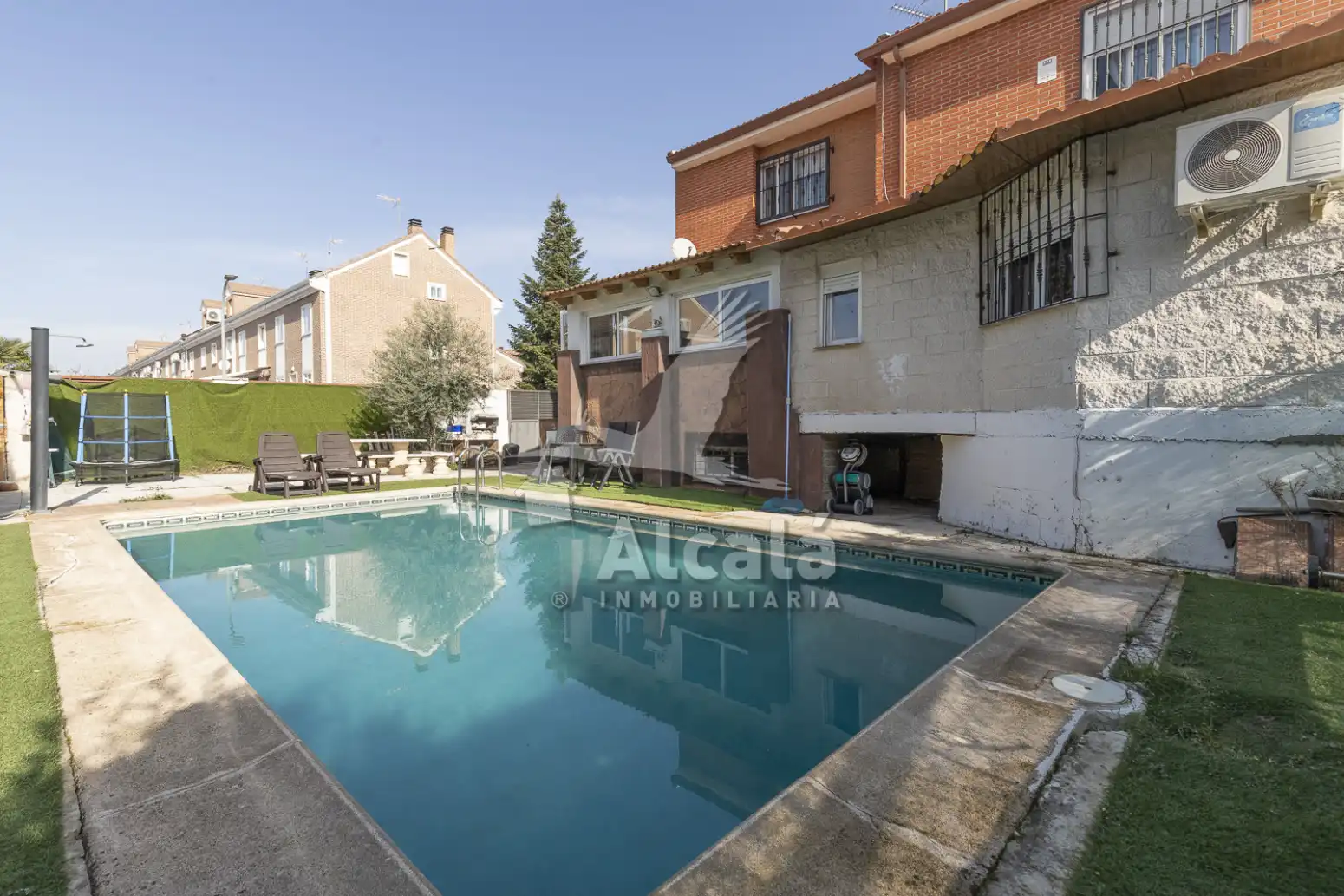 Vista exterior de Casa adosada en venta en Azuqueca de Henares con Aire acondicionado, Calefacción y Piscina