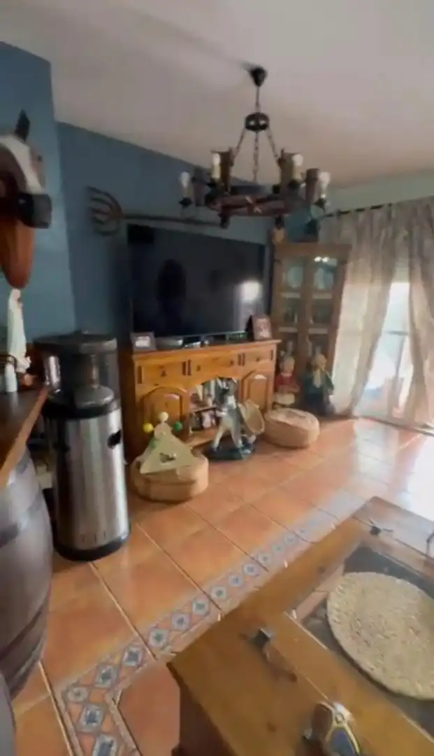 Sala d'estar de Casa adosada en venda en Algeciras amb Piscina comunitària
