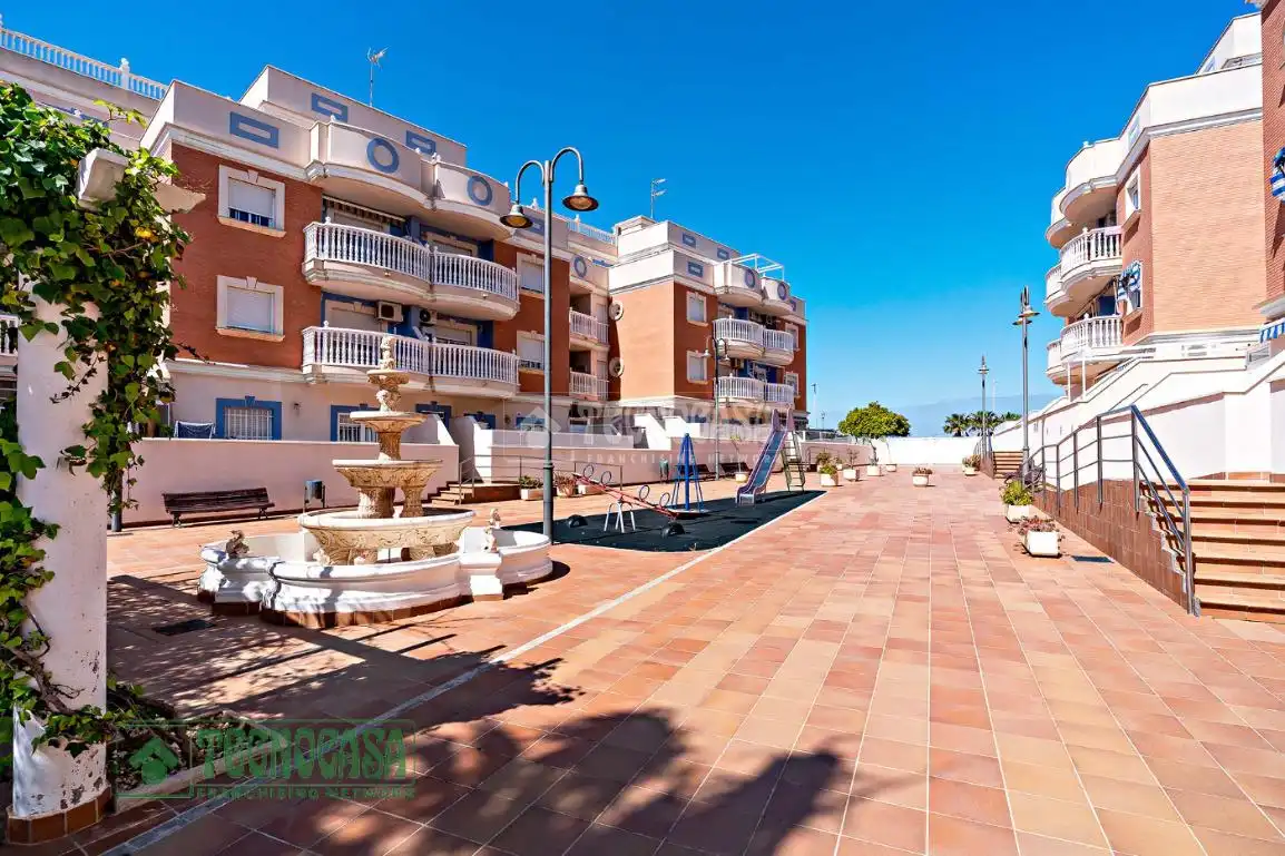 Vista exterior de Pis en venda en Roquetas de Mar amb Aire condicionat i Terrassa
