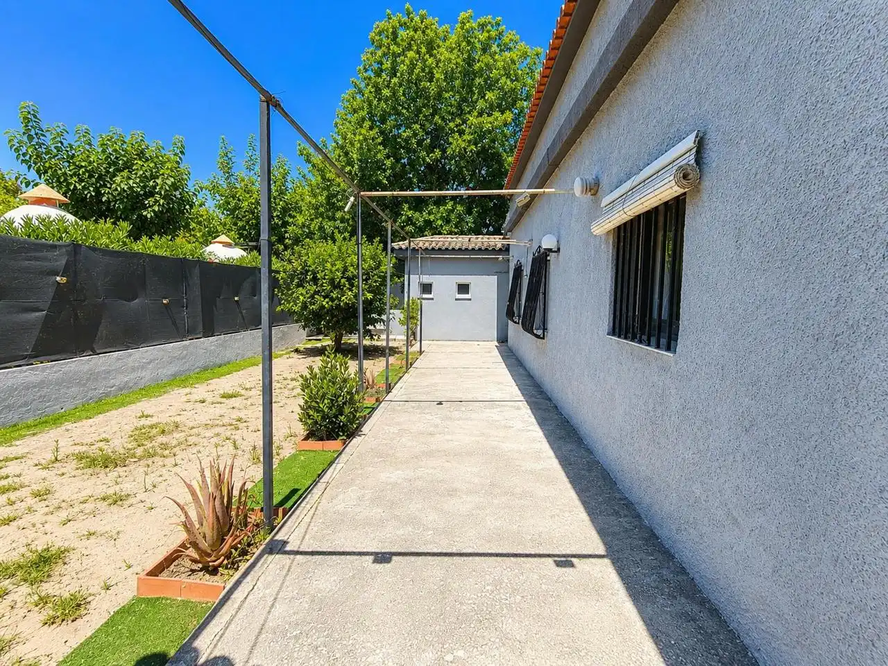 Vista exterior de Casa o xalet en venda en Oliva amb Aire condicionat, Jardí privat i Terrassa