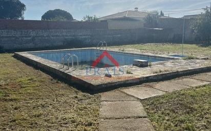 Piscina de Casa o xalet en venda en Utrera amb Traster