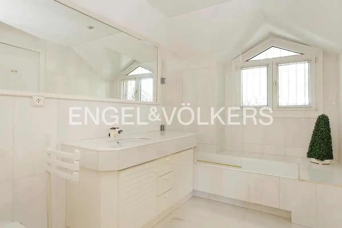 Baño de Casa o chalet de alquiler en Barcelona con Aire acondicionado, Calefacción y Jardín privado