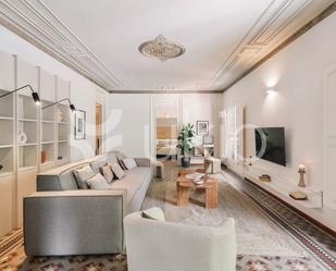Sala d'estar de Apartament de lloguer en  Barcelona Capital amb Aire condicionat i Terrassa