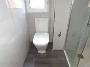 Badezimmer von Wohnung zur Miete in Gijón  mit Heizung, Parkett und Möbliert