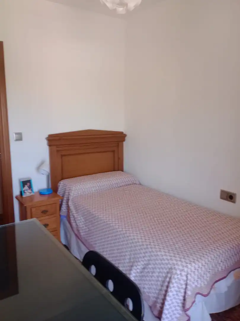 Habitación de Piso para compartir en Granada con Calefacción, Amueblado y Horno