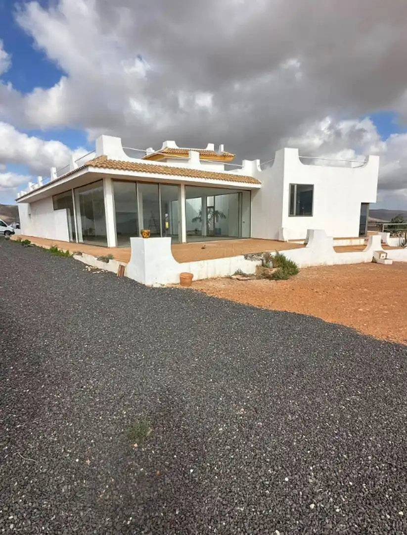 Außenansicht von Haus oder Chalet zum Verkauf in Antigua mit Privatgarten und Terrasse