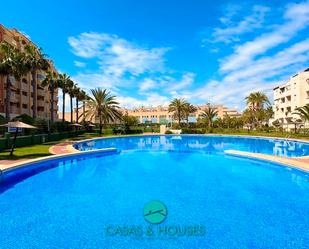 Piscina de Apartament en venda en La Manga del Mar Menor amb Aire condicionat, Terrassa i Moblat