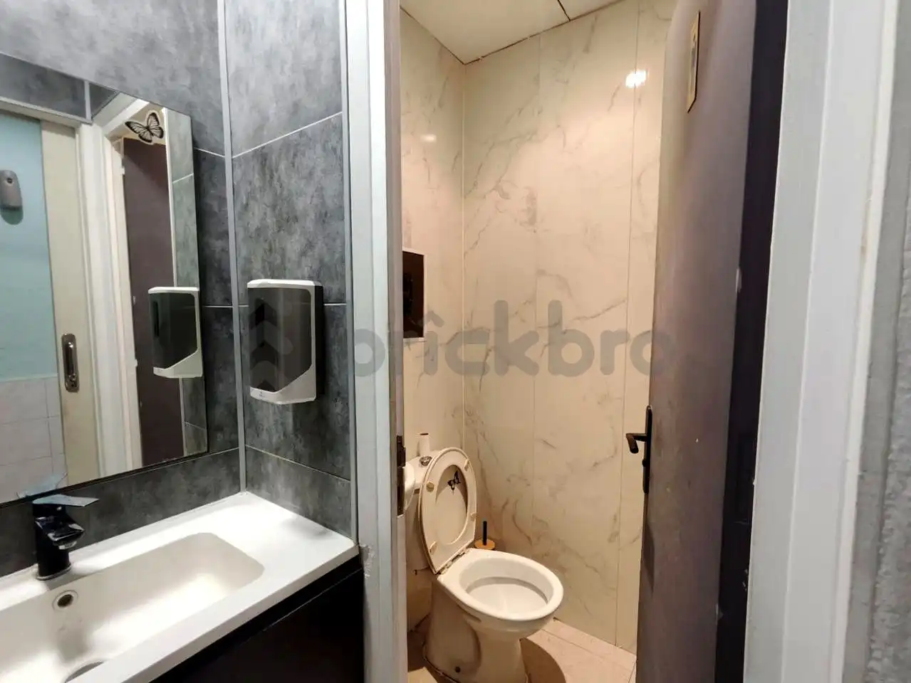 Baño de Local en venta en Barcelona con Aire acondicionado