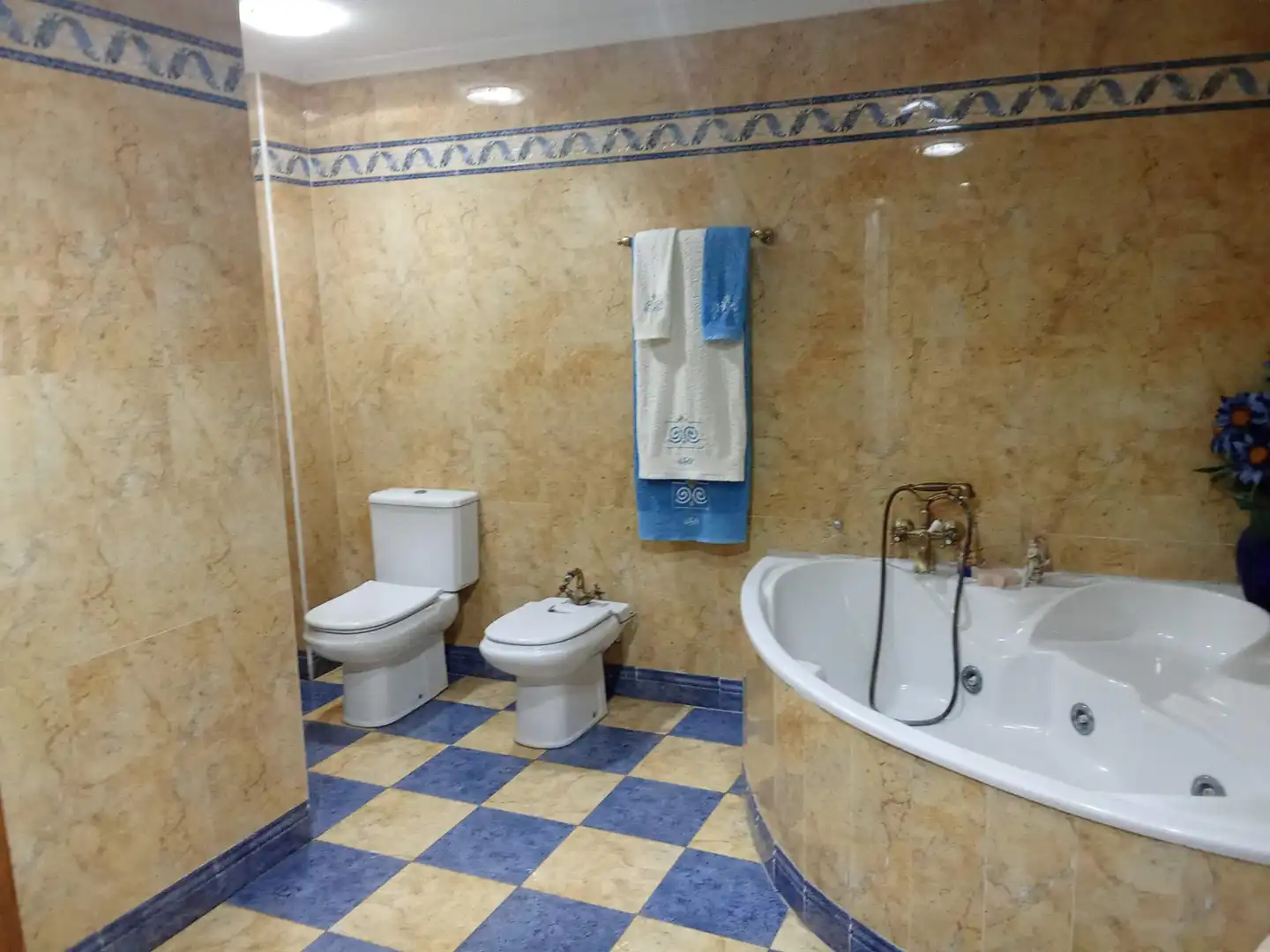 Badezimmer von Einfamilien-Reihenhaus zum Verkauf in Sedaví mit Klimaanlage, Terrasse und Balkon