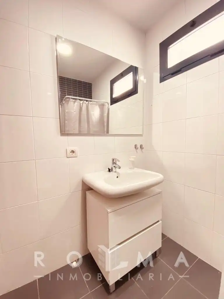 Badezimmer von Wohnung zur Miete in Dos Hermanas mit Klimaanlage, Abstellraum und Balkon