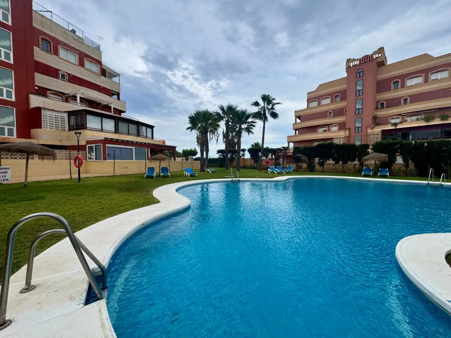 Schwimmbecken von Wohnung zum Verkauf in Roquetas de Mar mit Klimaanlage, Terrasse und Schwimmbad