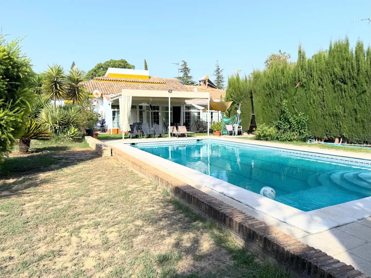Chalet con piscina en venta en Palomares del Río, imagen 3