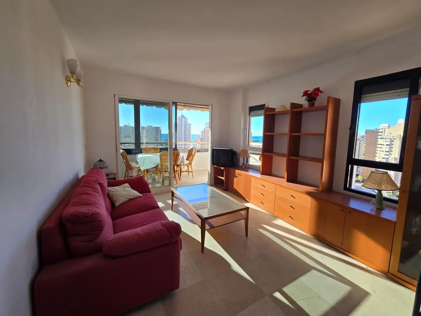 Sala de estar de Apartamento en venta en Benidorm con Amueblado y Piscina comunitaria