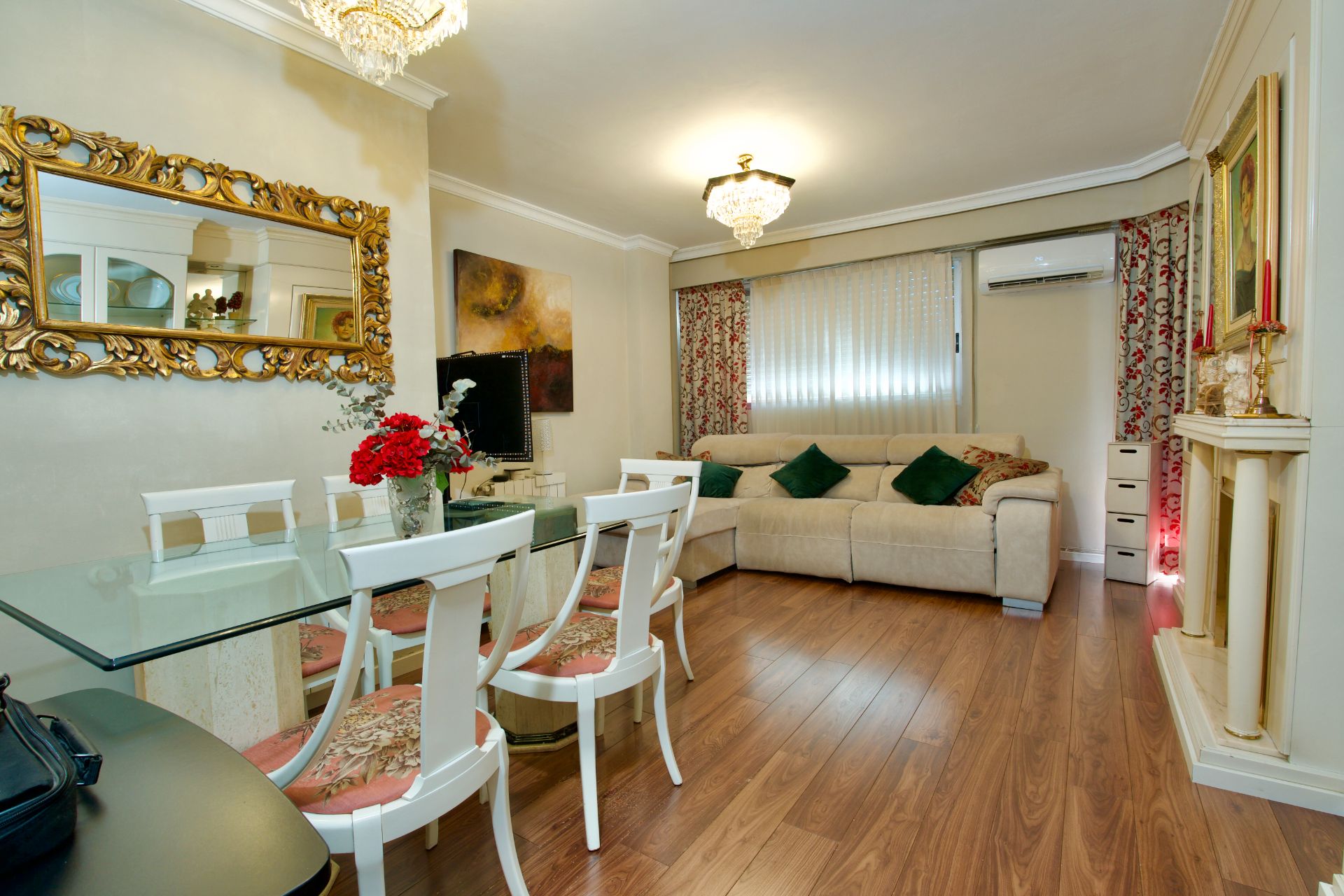 Living room of Flat for sale in  Valencia Capital  with Air Conditioner, Heating and Parquet flooring