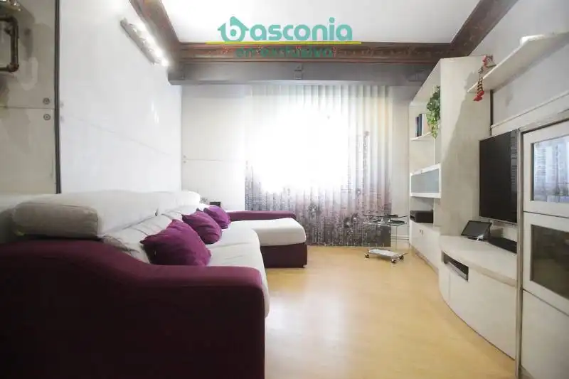 Sala de estar de Piso en venta en Basauri  con Calefacción, Amueblado y Balcón