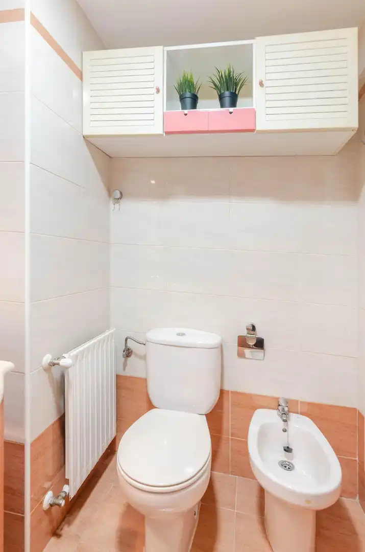 Bany de Pis en venda en Oviedo  amb Calefacció i Traster